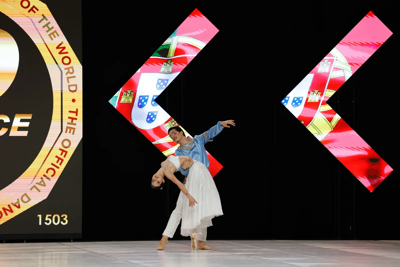 Dueto em atuação no All Dance Portugal 2026, com bandeiras portuguesas no cenário