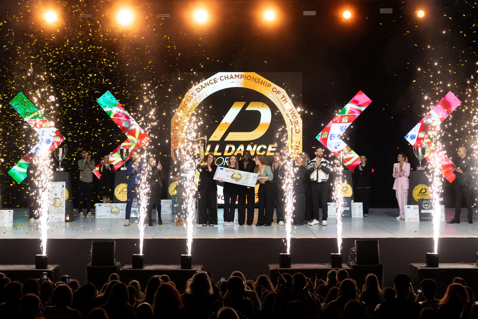 Celebração dos prémios especiais com troféus, confetes dourados e participantes em palco