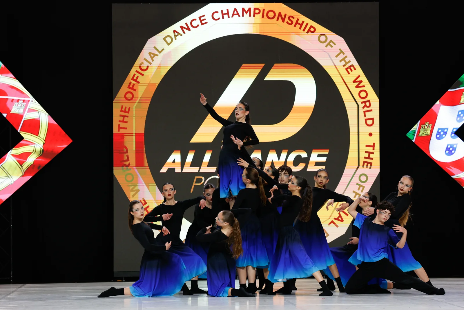 Coreografia de grupo com figurinos azuis no All Dance Portugal 2026