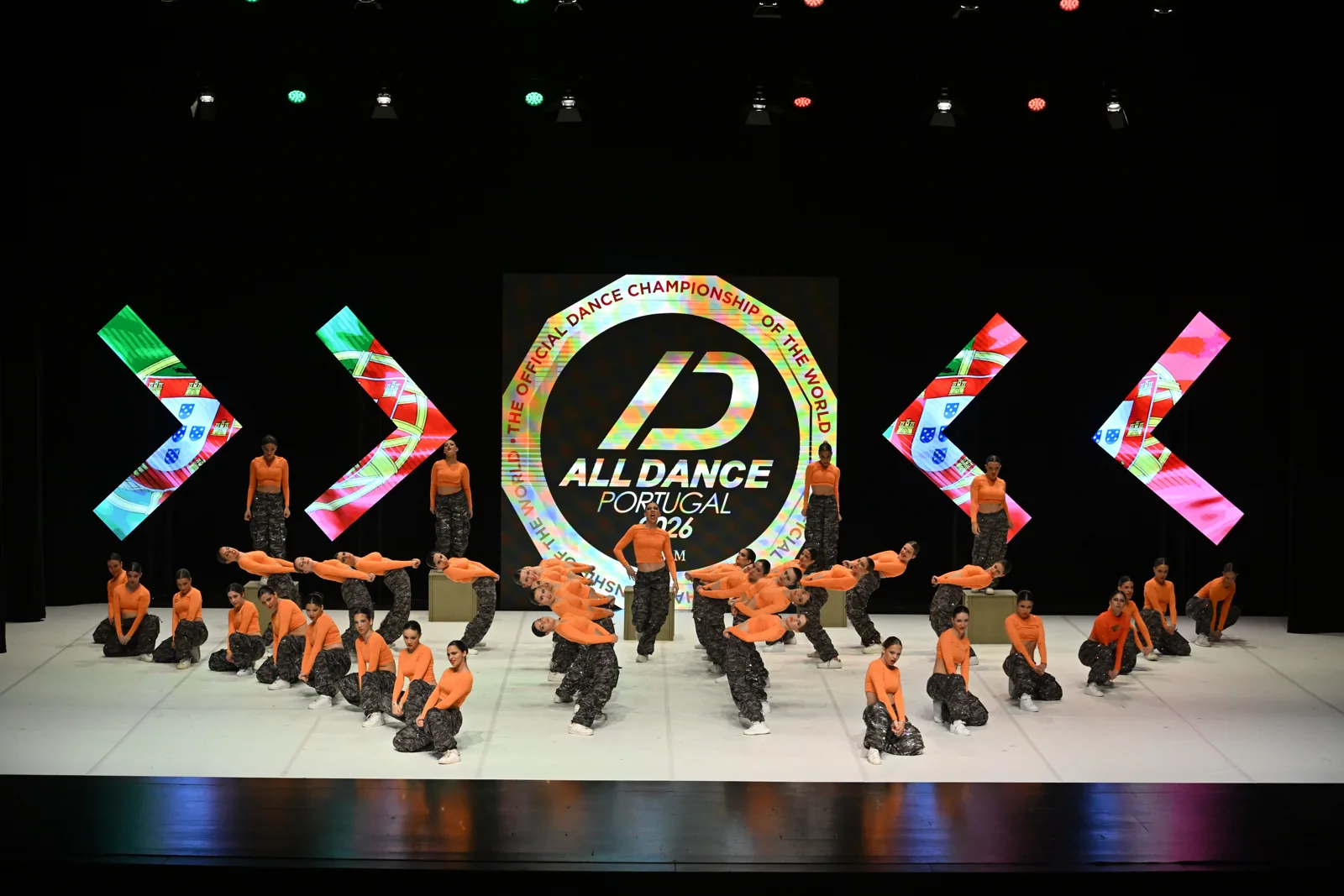 Grupo de bailarinos em atuação no palco do All Dance Portugal 2026